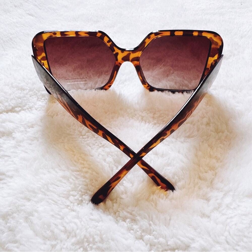 Junia Tortoise Brown Oversized Sunglasses - Picture 8 of 11